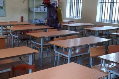 Trường Tiểu học Thanh Sơn B tổ chức dọn dẹp vệ sinh, phun thuốc khử trùng phòng dịch covid -19 đón học sinh trở lại trường học